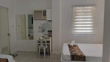 Espacio para trabajar con laptop y cortinas blackout