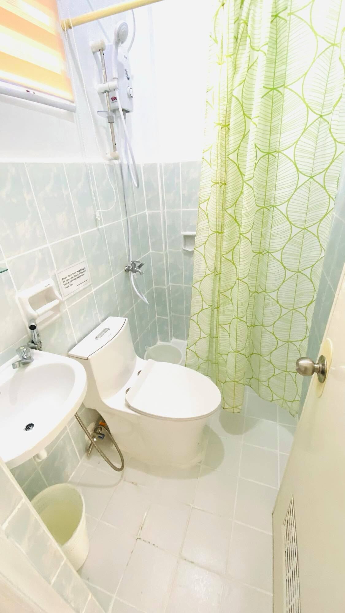 Habitación triple, no fumadores, baño privado | Baño | Ducha, artículos de higiene personal gratuitos, zapatillas y bidé