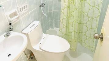 Habitación triple, no fumadores, baño privado | Baño | Ducha, artículos de higiene personal gratuitos, zapatillas y bidé