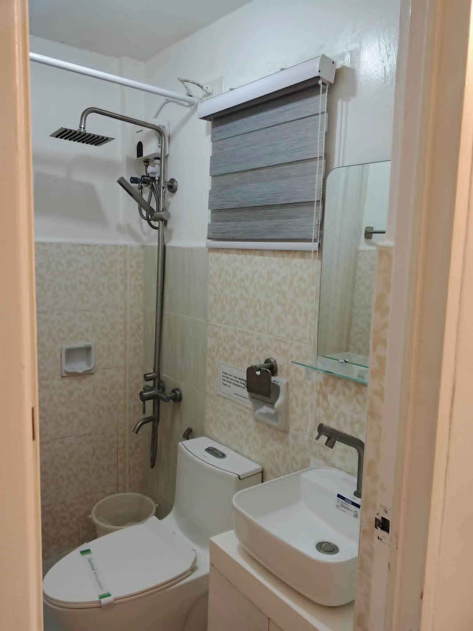 Un baño con ducha, inodoro y lavamanos.
