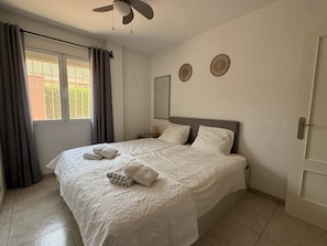 Tabla de planchar con plancha, wifi, ropa de cama