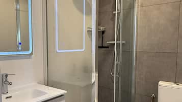 Ducha, secador de pelo y toallas