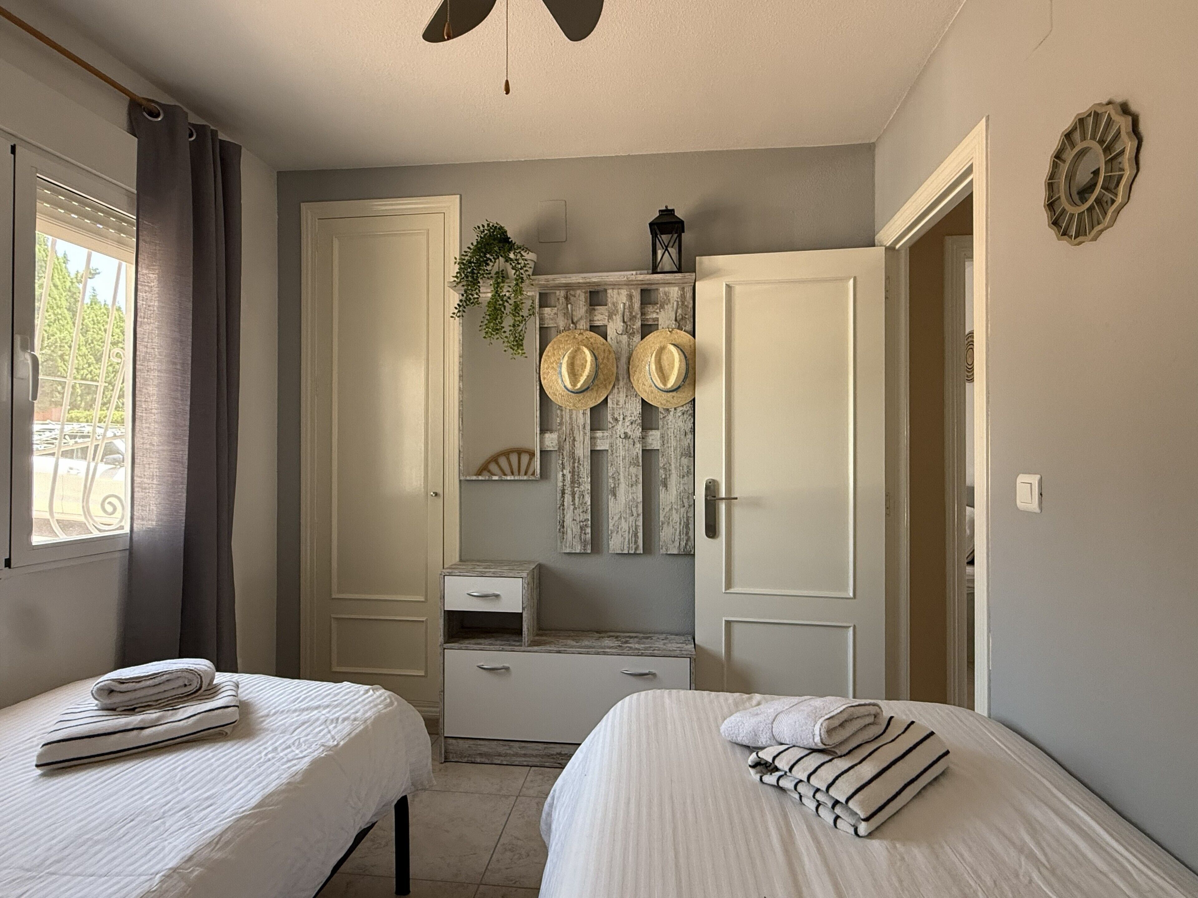 Tabla de planchar con plancha, wifi, ropa de cama