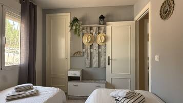 Tabla de planchar con plancha, wifi, ropa de cama