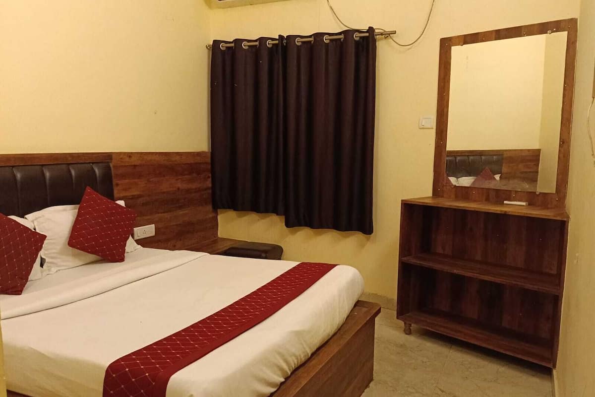 Deluxe Room | Rollaway beds (surcharge), bed sheets