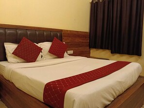 Deluxe Room | Rollaway beds (surcharge), bed sheets - Sandhya Guest House (Varanasi)