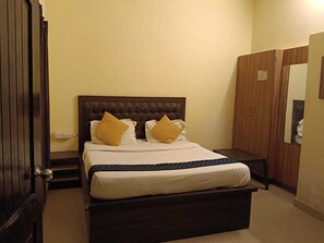 Deluxe Room | Rollaway beds (surcharge), bed sheets - Sandhya Guest House (Varanasi)