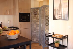Cafetera/tetera, refrigerador, microondas, placa de cocina