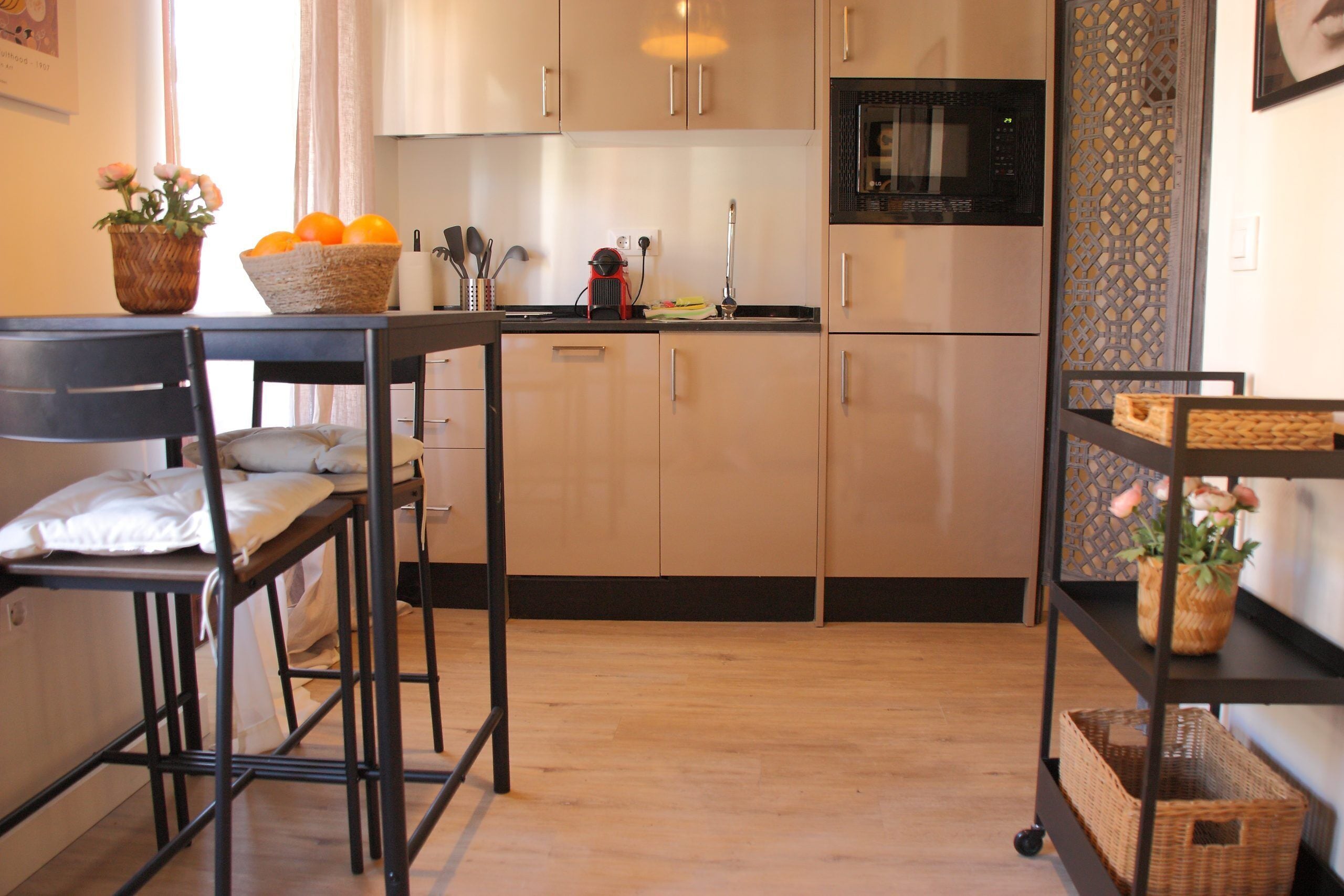 Estudio Confort, balcón, vistas a la ciudad | Cocina privada | Cafetera o tetera, frigorífico, microondas y placa de cocina