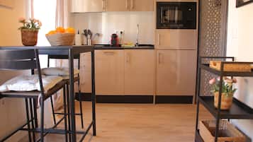 Estudio Confort, balcón, vistas a la ciudad | Cocina privada | Cafetera o tetera, frigorífico, microondas y placa de cocina