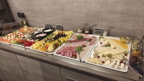 Un bufé con diferentes alimentos y salsas.
