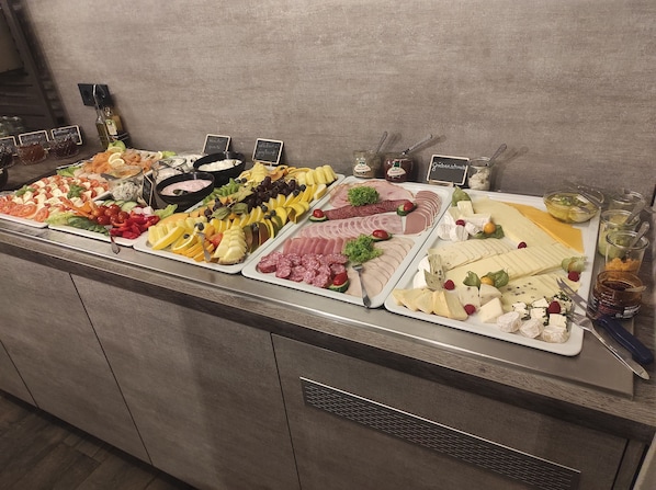Tägliches Frühstücksbuffet gegen Gebühr