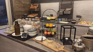 En morgenmadsbuffet med forskellige retter og tilbehør.