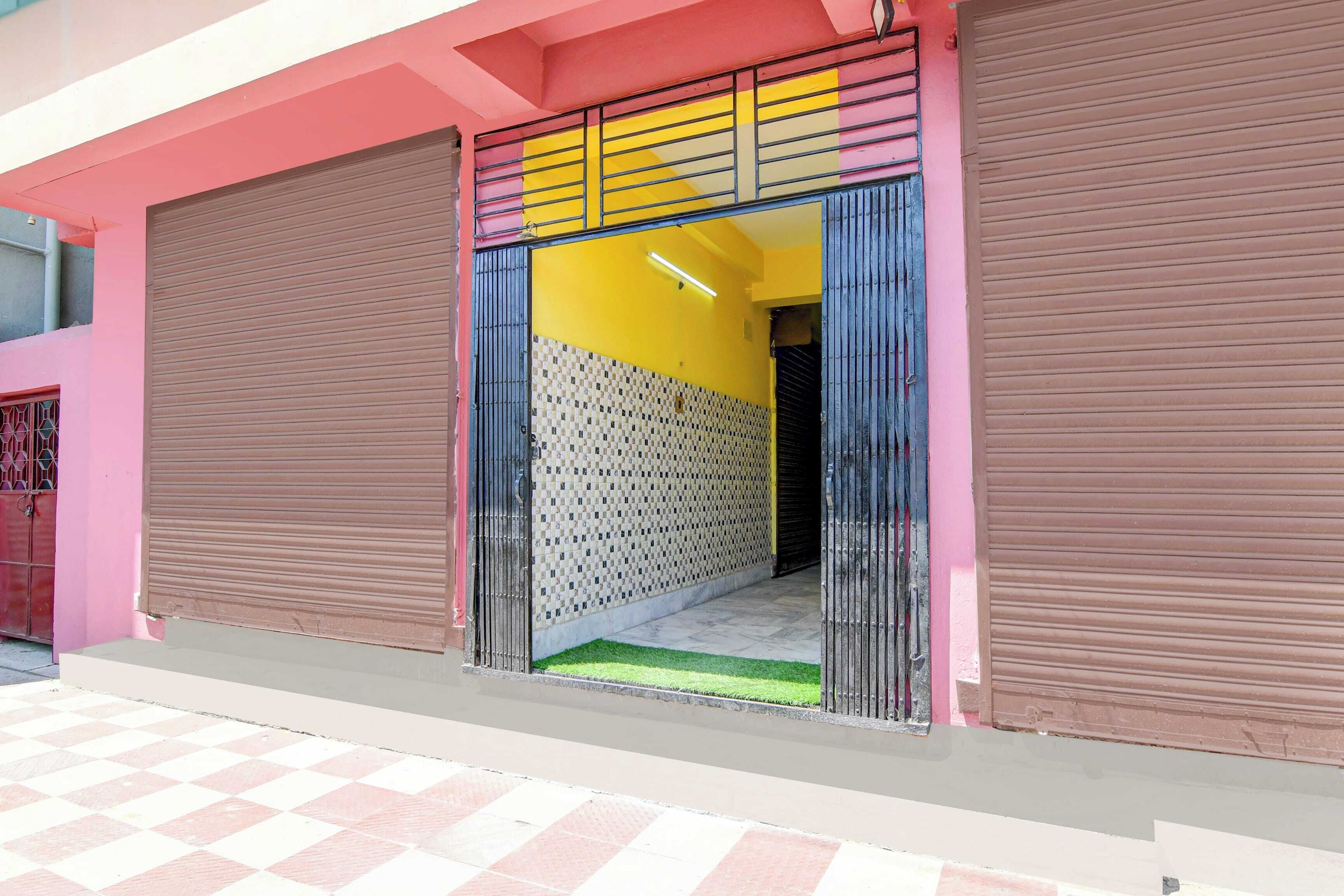 Un edificio con puertas cerradas y un piso de diseño a cuadros.