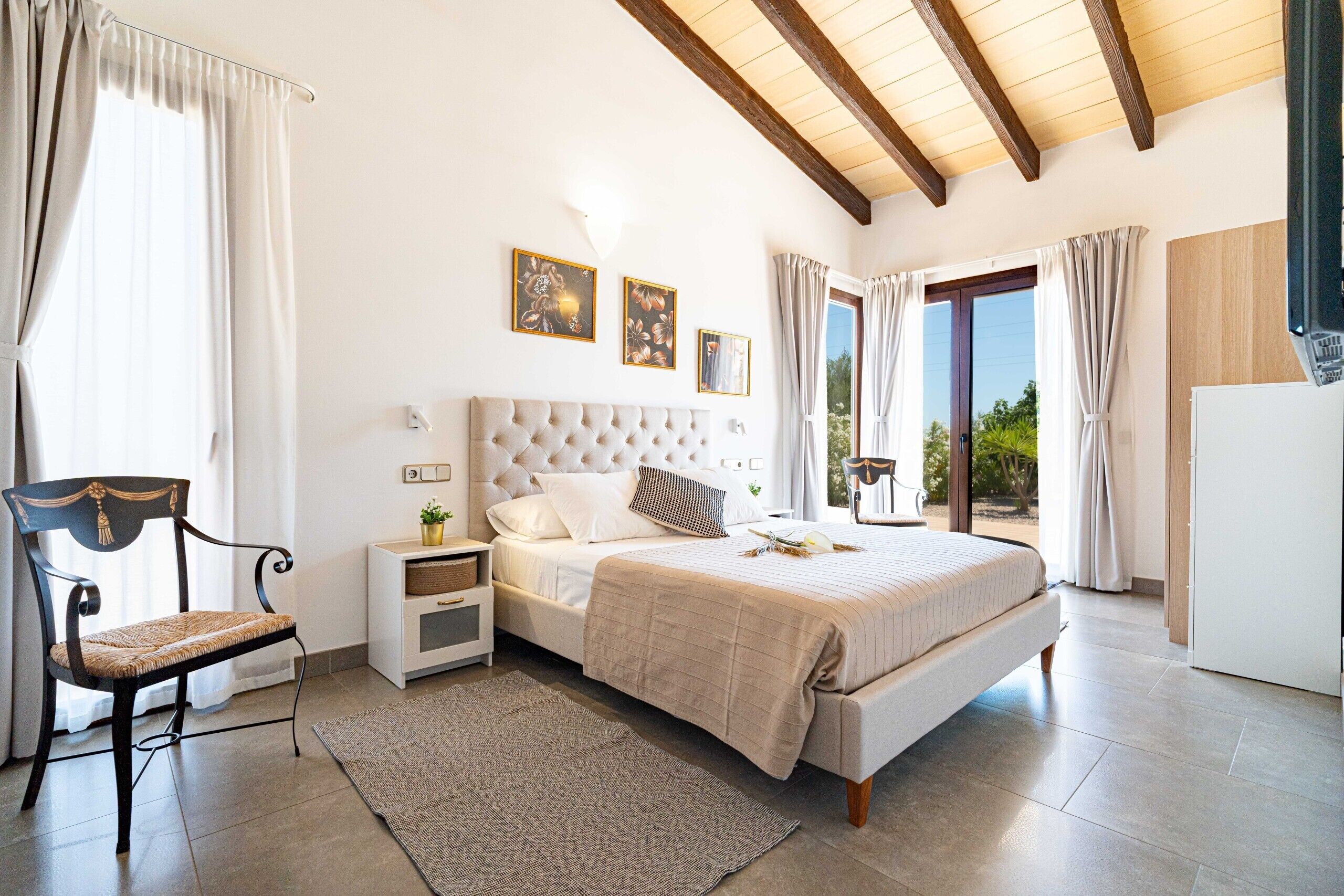 3 habitaciones, tabla de planchar con plancha, wifi y ropa de cama 