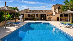 A swimming pool with lounge chairs, a stone building, and palm trees. - Canyop, 5StarsHome Villa, Mallorca (Campos)