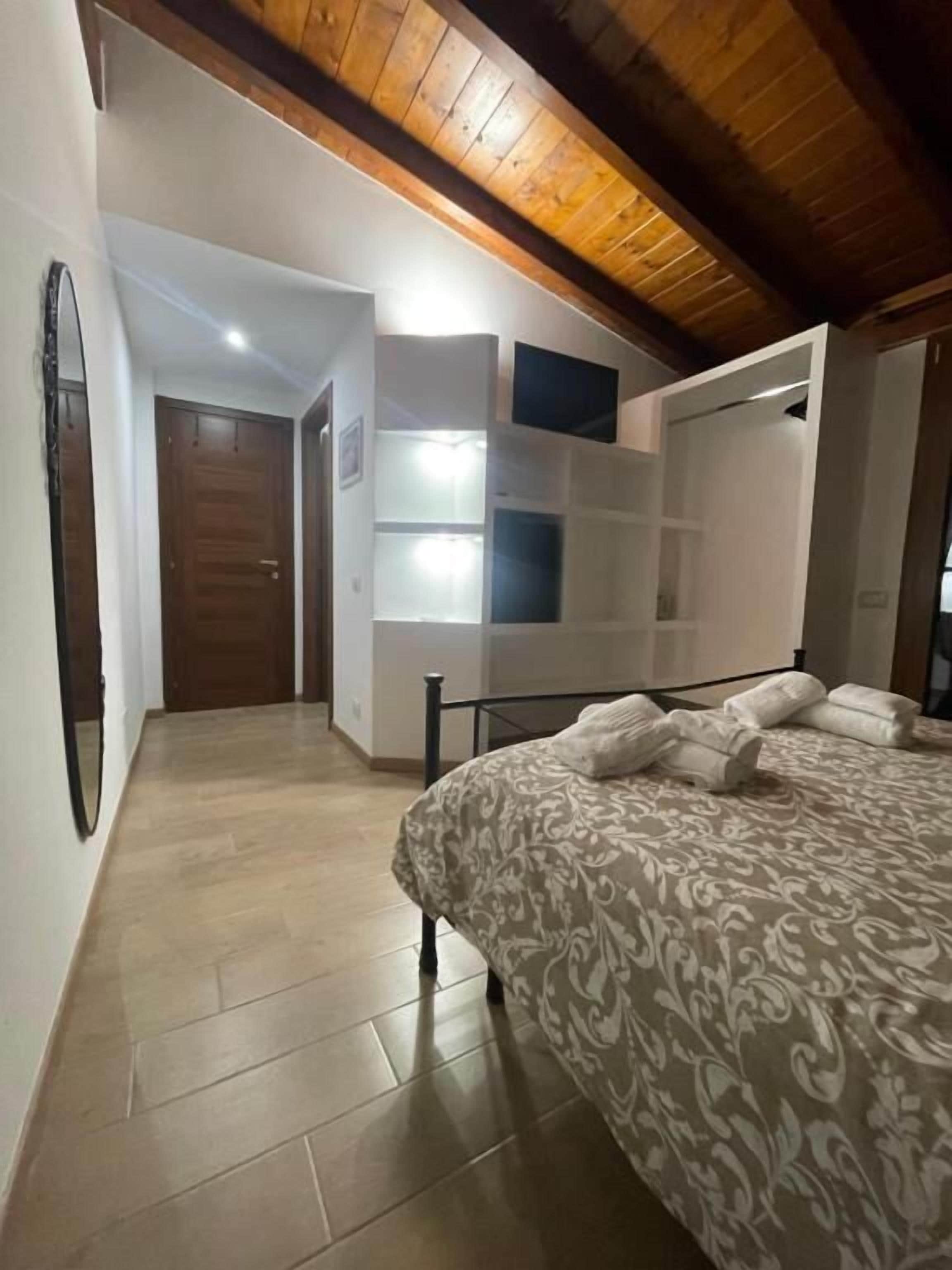 Une chambre à coucher avec un lit, une armoire et un miroir.