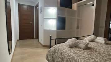 Une chambre à coucher avec un lit, une armoire et un miroir.