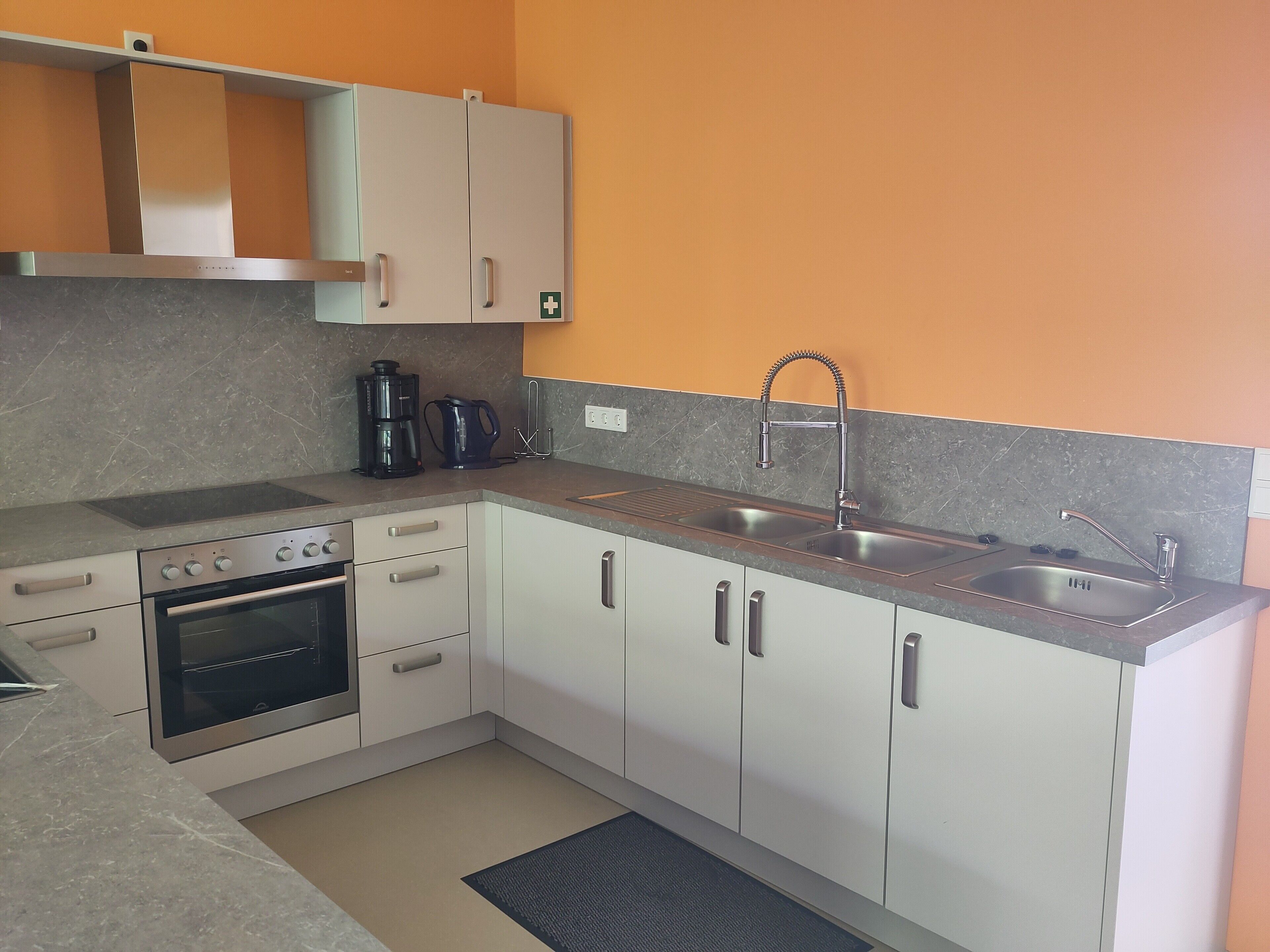 Coffee/tea maker, fridge, oven, stovetop