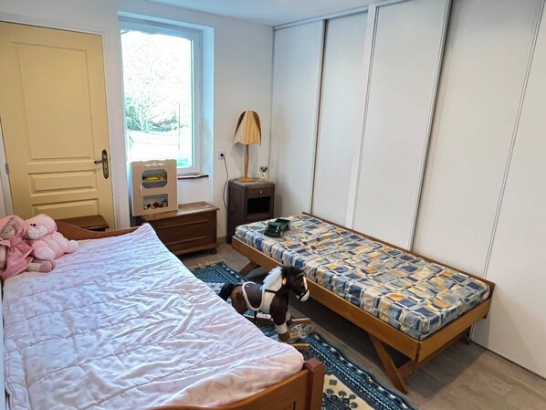 WiFi, bed sheets