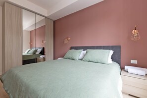 Room - Pink two-room apartment with a terrace, 5 minutes from the station (Bergamo)