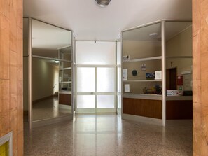 Lobby - Pink two-room apartment with a terrace, 5 minutes from the station (Bergamo)