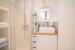 Dusche, Haartrockner, Toilettenpapier