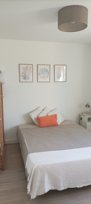 2 Schlafzimmer, Bügeleisen/Bügelbrett