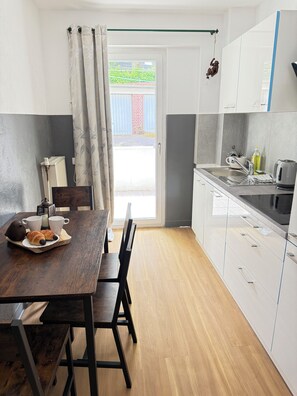 Comfort Apartment | Private kitchen | Full-sized fridge, microwave, oven, stovetop - Apartment am Hbf. Mönchengladbach MG06 (Mönchengladbach)