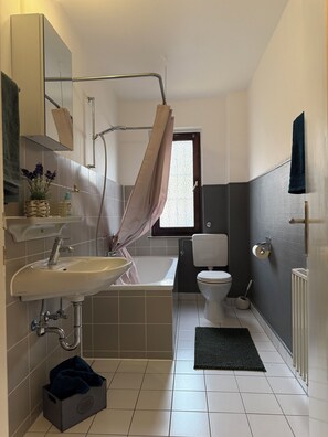 Comfort Apartment | Bathroom | Towels, toilet paper - Apartment am Hbf. Mönchengladbach MG06 (Mönchengladbach)