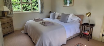 Lilly Hall Hopkiln - Exceptional 3 Bedroom Cottage in Ledbury Herefordshire