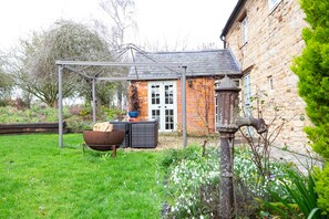 Terrace/patio - 17th Century Farmhouse - Near Silverstone Circuit (Towcester)