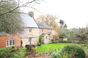 Exterior - 17th Century Farmhouse - Near Silverstone Circuit (Towcester)