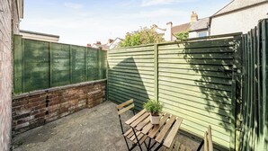 Outdoor dining - House Sleeps 6 With Patio and Garden (Rugby)