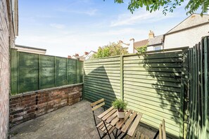 Outdoor dining - House Sleeps 6 With Patio and Garden (Rugby)