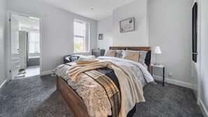 Room - House Sleeps 6 With Patio and Garden (Rugby)