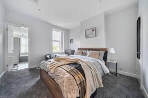 Room - House Sleeps 6 With Patio and Garden (Rugby)