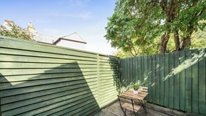 Outdoor dining - House Sleeps 6 With Patio and Garden (Rugby)