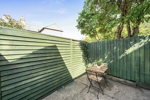 Outdoor dining - House Sleeps 6 With Patio and Garden (Rugby)