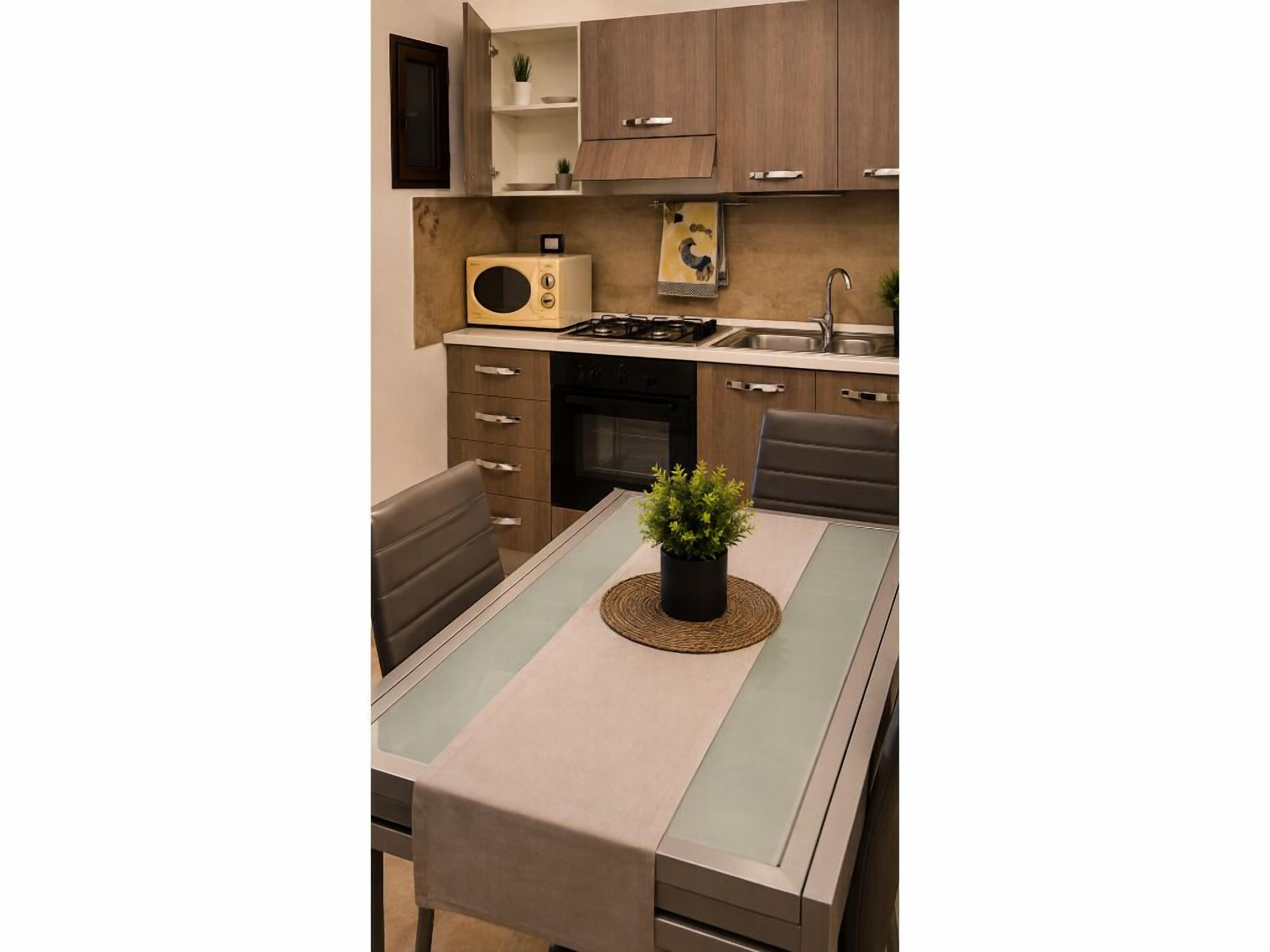 Refrigerador, microondas, tetera eléctrica y tostadora 