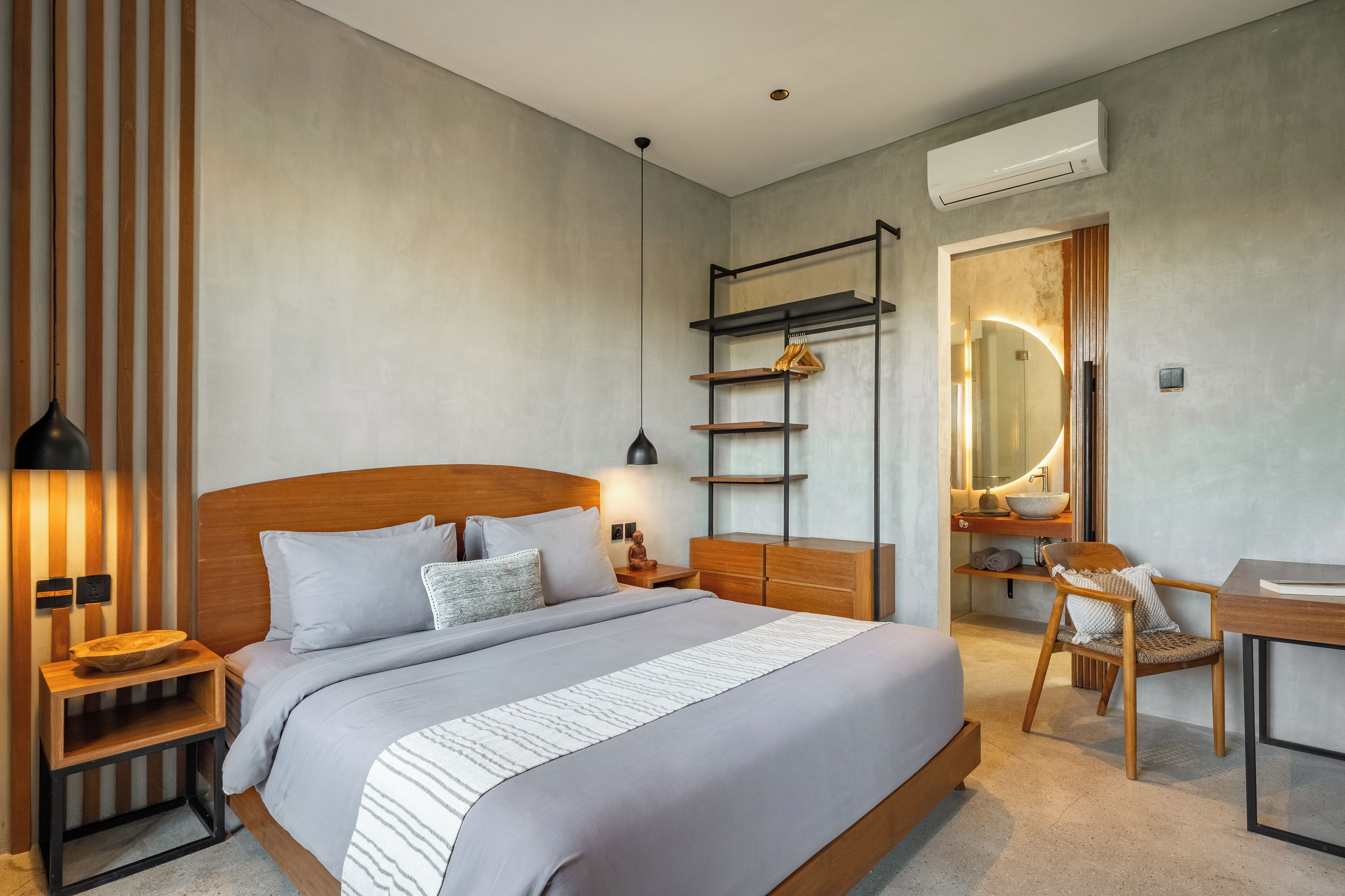 Une chambre moderne avec un lit en bois, des tables de chevet, un bureau et une chaise.