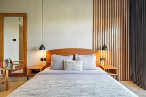 Ein modernes Schlafzimmer mit einem großen Bett, zwei Nachttischen, einem hölzernen Kopfteil und einem Spiegel.