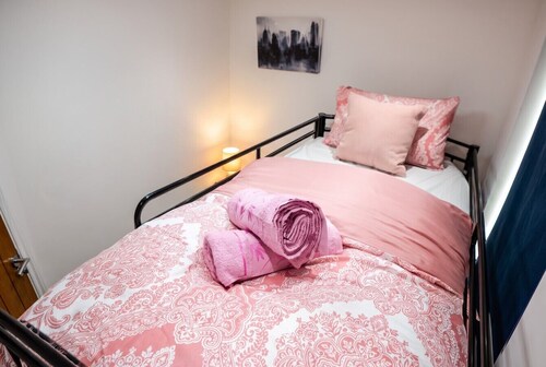 Hot Tub · 4-Bed House Sleeps 13 · Parking · Near Broadfield Park