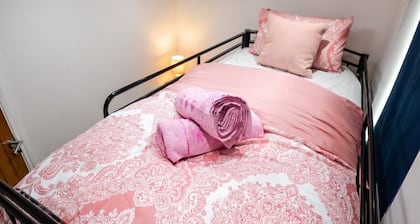 Hot Tub · 4-Bed House Sleeps 13 · Parking · Near Broadfield Park