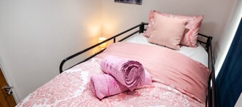 Hot Tub · 4-Bed House Sleeps 13 · Parking · Near Broadfield Park