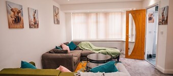 Hot Tub · 4-Bed House Sleeps 13 · Parking · Near Broadfield Park