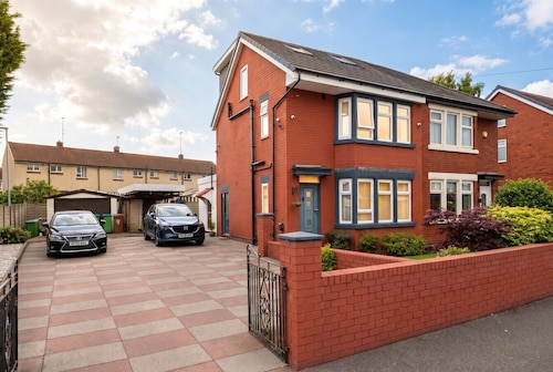 Hot Tub · 4-Bed House Sleeps 13 · Parking · Near Broadfield Park
