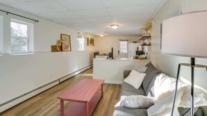 Ein gemütlicher, kompakter Wohnbereich mit Küchenzeile, Essplatz und Sitzgelegenheit mit Sofa und Tisch.