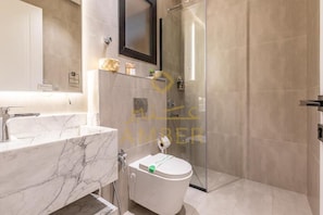 Elite Apartment | Bathroom | Shower, hair dryer, slippers, towels - Amber Hospitality - AlQuds (Al Quds/ Riyadh)