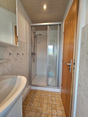 Ein Badezimmer mit Dusche, Badewanne und Toilette.